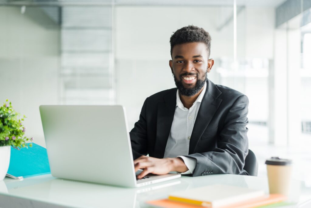 Portrait Of Handsome African Black Young Business Man Working On Laptop At Office Desk (1) - Contabilidade em São José do Rio Preto - SP | Valoweb Contabilidade - LP – Contabilidade personalizada para o seu negócio